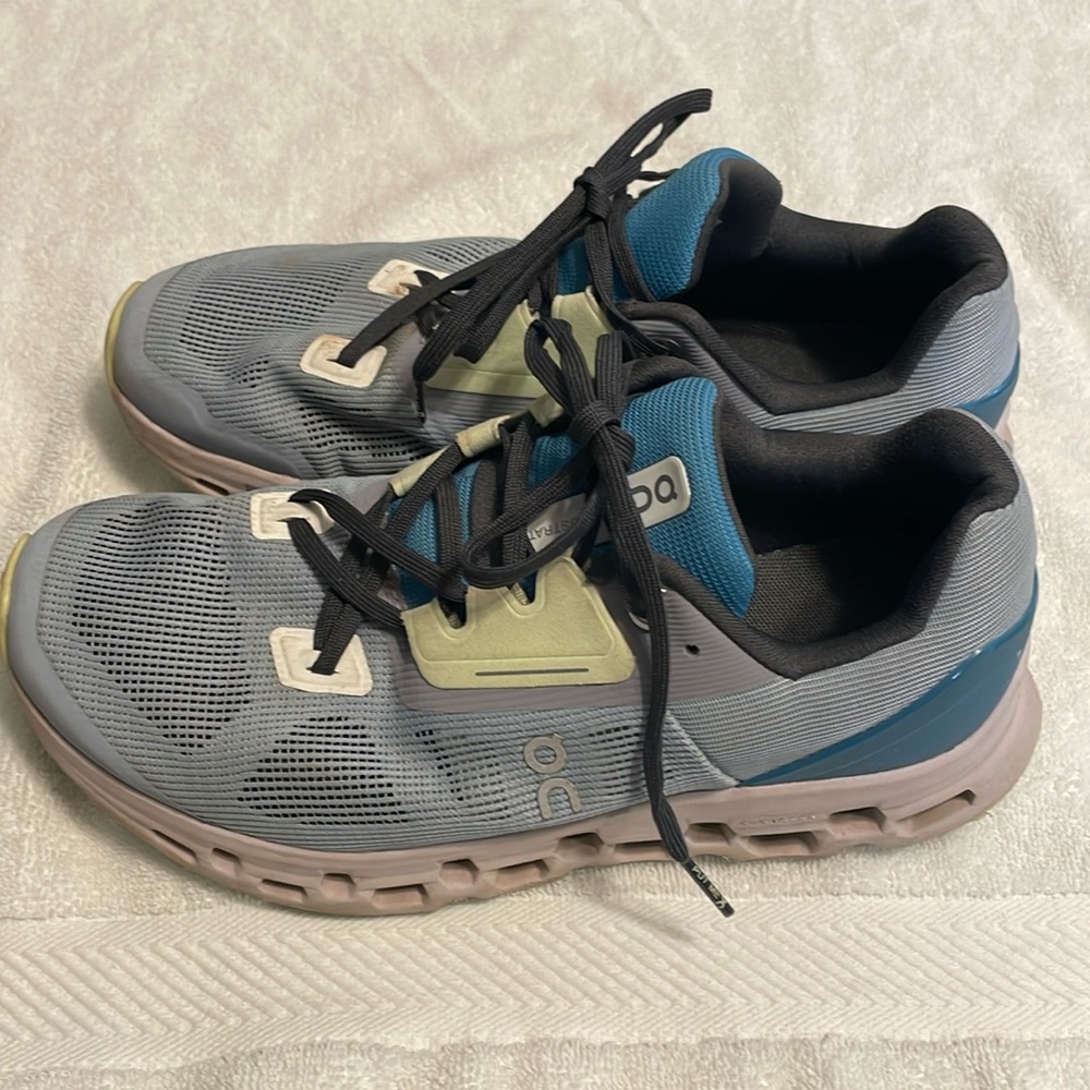 On Cloud Cloudrunner women size 8.5